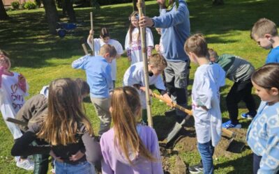 Naši prvašići posadili nova stabla u školskom dvorištu