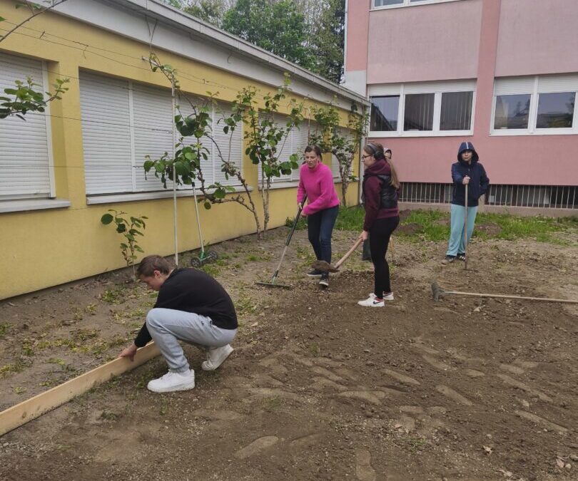 Projekt izrade školskog vrta uspješno se nastavlja kroz niz vrijednih aktivnosti naših učenika